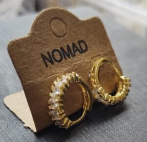 215.53 ARGÓLA DIAMANTADA QUADRADA BANHADA  A OURO 18K