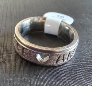 1.157 ALIANÇA DE AÇO CORAÇÃO CENTRAL "TE AMO"