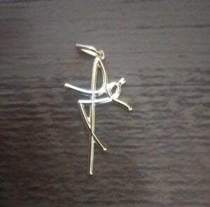 208.95 PINGENTE FÉ BANHADO  OURO 18 K