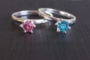 122.4 ANEL DE PRATA SOLITÁRIO PEDRAS COLORIDAS