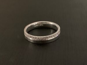 239.5 ALIANÇA LISA COM LINHA CRAVEJADA 4mm 4.1g