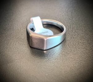 43.13 - ANEL DESIGN LISO QUADRADINHO