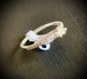 254.31 - ANEL DE PRATA SOLITARIO COM HASTE CRAVEJADA