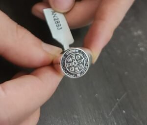 256.17 - ANEL DESIGN DE PRATA CRUZ DE SÃO BENTO