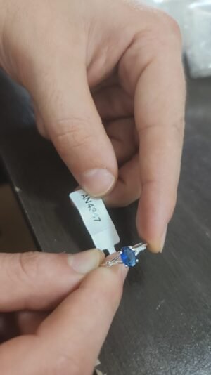 333.21 - ANEL DE PRATA SOLITARIO COM PONTO DE LUZ AZUL OVAL