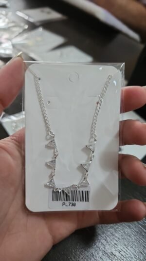 218.22 - COLAR DE PRATA TRIANGULO CRISTALIZADO