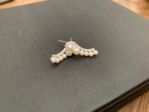 151.47 - BRINCO DE PRATA ONDA CRAVEJADA COM PEROLAS