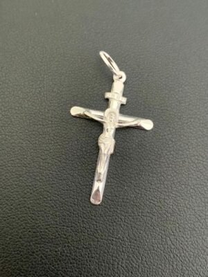 212.212 - PINGENTE DE PRATA CRUZ JC LEVE 0.7G