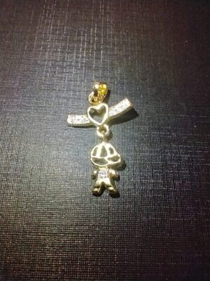 208.198 - PINGENTE BANHADO MENINO COM CORAÇÃO CRAVEJADO 10 ML 1G