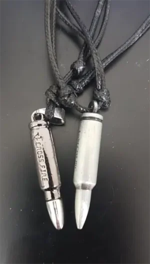 29.40 - COLAR COM PINGENTE METÁLICO FOGO CRUZADO