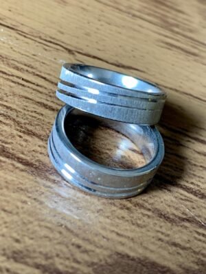 1.179 - ALIANÇA DE AÇO LINHAS DIAGONAIS ESCOVADAS 6MM