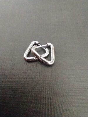 26.216 - PIERCING DE AÇO TRIANGULO ARRENDONDADO TAMANHO:15MM: 2MM cópia