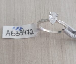 333.49 - ANEL DE PRATA PONTO DE LUZ COM BASE CRAVEJADA OVAL