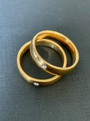 1.193 - ALIANÇA DE AÇO ANATÔMICA COM PONTO DE LUZ 4MM