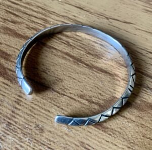 231.53 - BRACELETE AÇO FORMATO TRIANGULAR