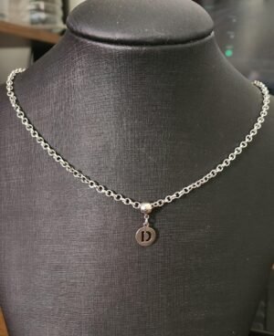 245.56 - COLAR DE AÇO LETRAS PINGENTE REDONDO