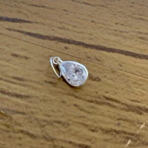 212.257 - PINGENTE DE PRATA PONTO DE LUZ EM GOTA COM BORDA  0,3g