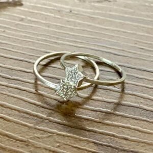 333.59 - ANEL DE PRATA ESTRELINHA CRAVEJADA