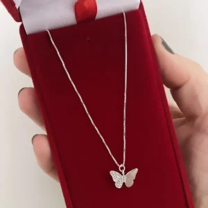 218.67 - COLAR DE PRATA BORBOLETA MEIO CRAVEJADO