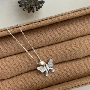 218.69 - COLAR DE PRATA BORBOLETA ASAS CRAVEJADAS