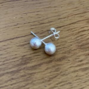 130.11 - BRINCO BOLINHA BANHADO A PRATA ESCOVADO