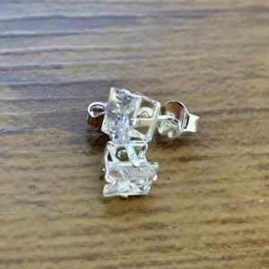 130.5 - BRINCO PONTO DE LUZ BANHADO A PRATA QUADRADO