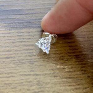 130.7 - BRINCO PONTO DE LUZ BANHADO A PRATA TRIANGULO