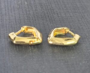 142.13 - BRINCO BANHADO A OURO 3MLS + C.A - ARGOLA TRIANGULAR 1.8g