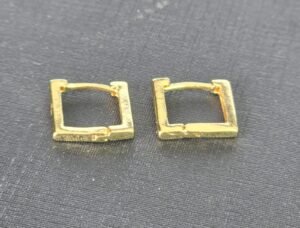 142.14 - BRINCO BANHADO A OURO 3MLS + C.A - ARGOLA QUADRADA 1.1g