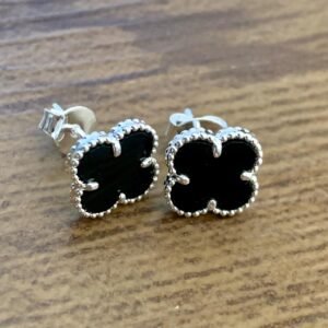 230.4 - BRINCO BANHADO A PRATA TREVO - COR: PRETA