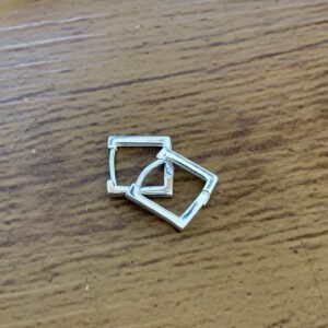 230.8 - ARGOLA QUADRADA BANHADA A PRATA